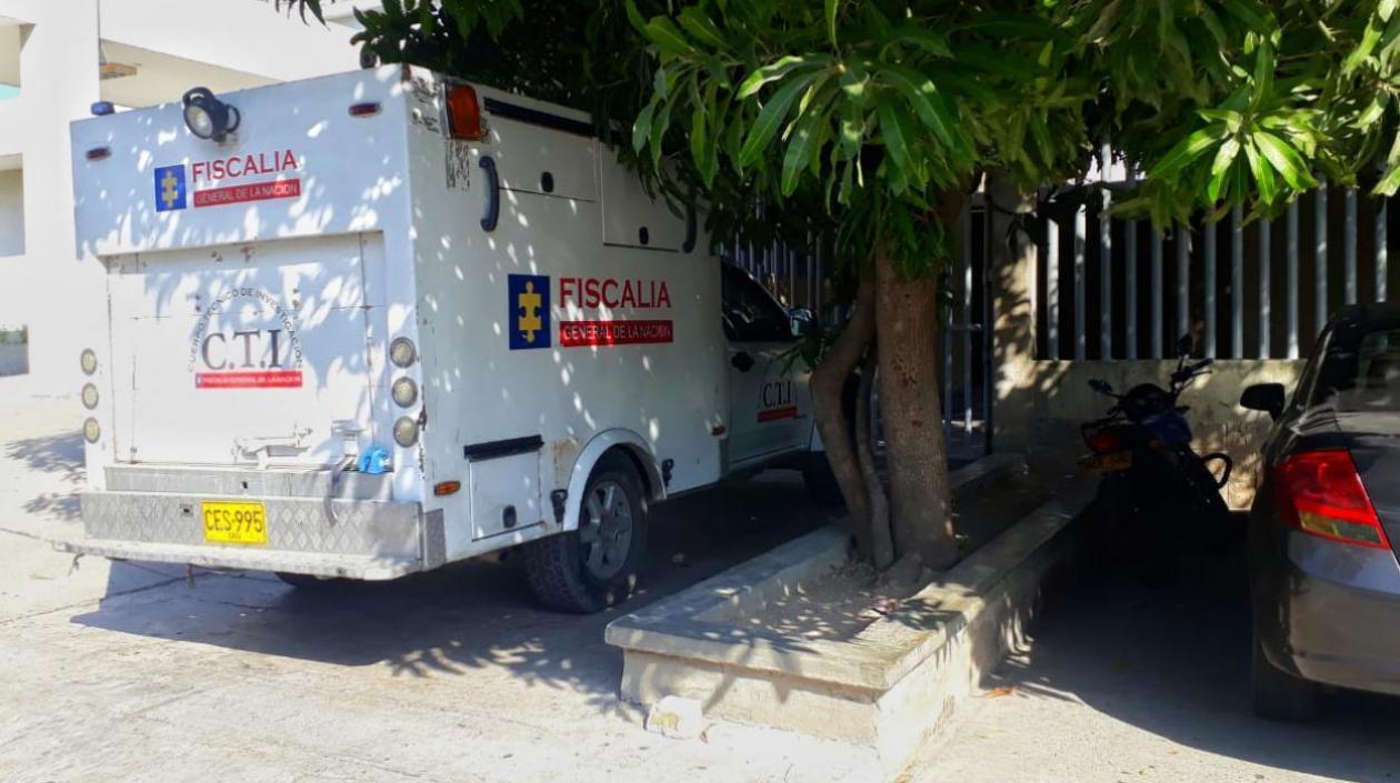 Personal del CTI haciendo levantamiento del cadáver.