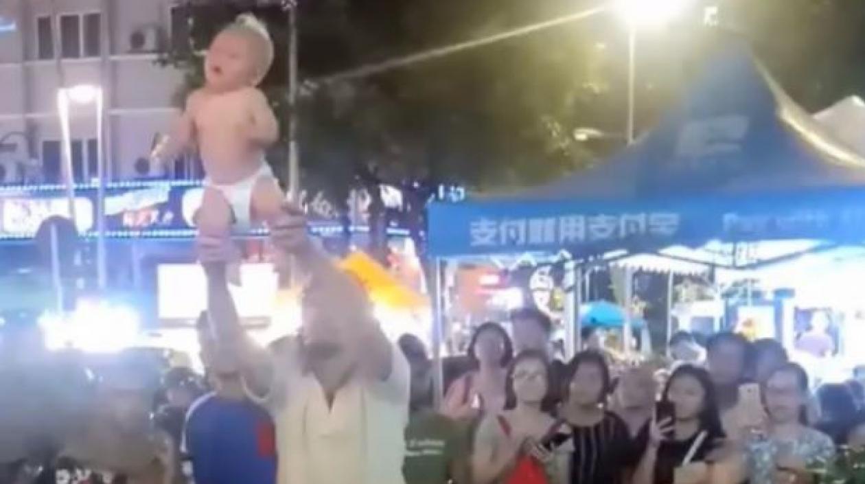 El bebé era sometido a diversos zarandeos.