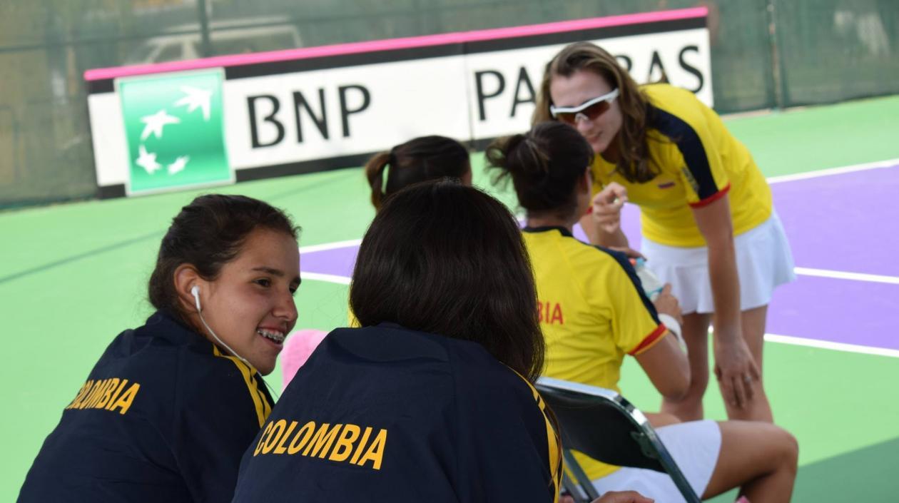 Camila Osorio conversa con una compañera. 