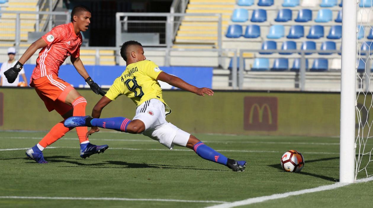 Jaime Alvarado evita un gol ante la mirada de Kevin Mier. 