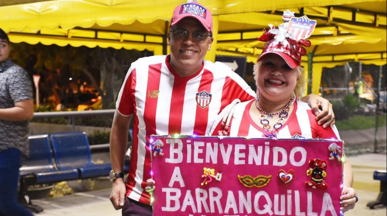 Junioristas esperando el arribo de Matías Fernández.