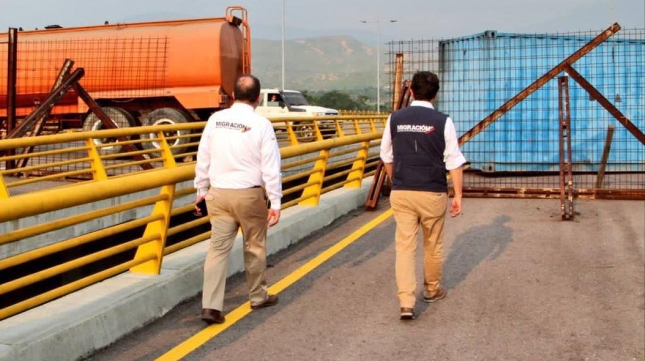 La Guardia Bolivariana colocó dos contenedores en la vía.