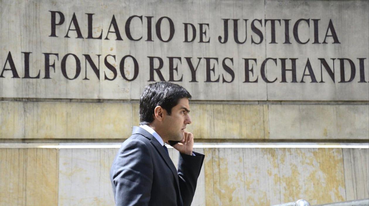 El denunciante, Samuel Hoyos, ingresando a la Corte Suprema de Justicia.
