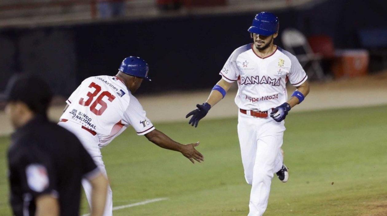 Panamá anota una carrera. 