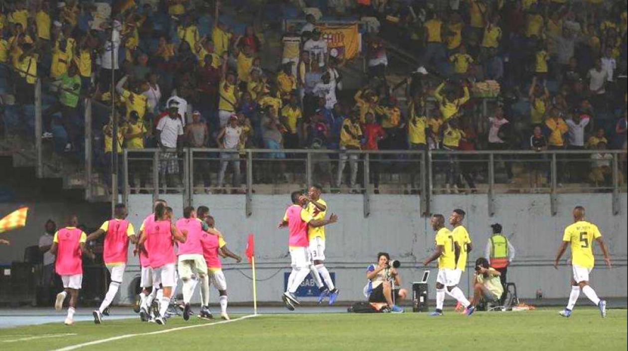 Los colombianos celebrando el gol de Andrés Felipe Reyes.