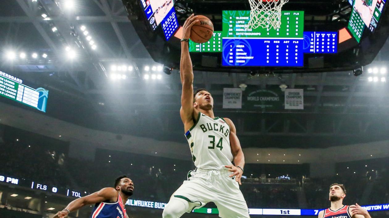 El escolta checo Tomas Satoransky (d) y el alero Jeff Green (i) de Washington Wizards en acción ante el alero griego Giannis Antetokounmpo (c) de Milwaukee Bucks.