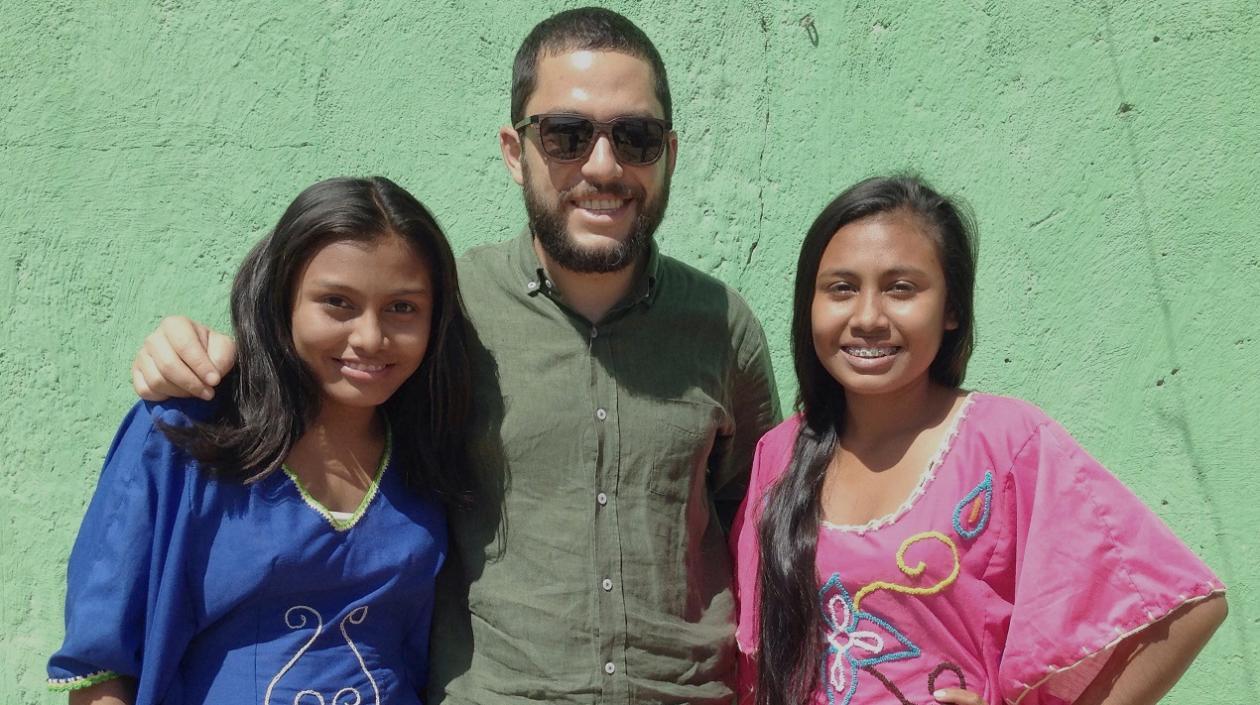 El realizador Jorge Cadena y las protagonistas de su cinta.