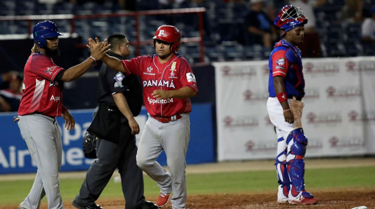 Ernesto Silva (i) y Elmer reyes (c) de Panamá celebran una carrera.