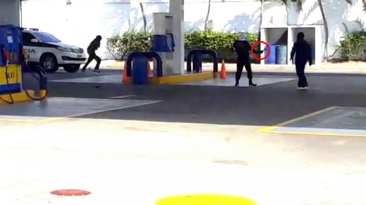 Uno de los encapuchados amenaza con lanzar una bomba incendiaria a un vehículo de la Policía dentro de una EDS.