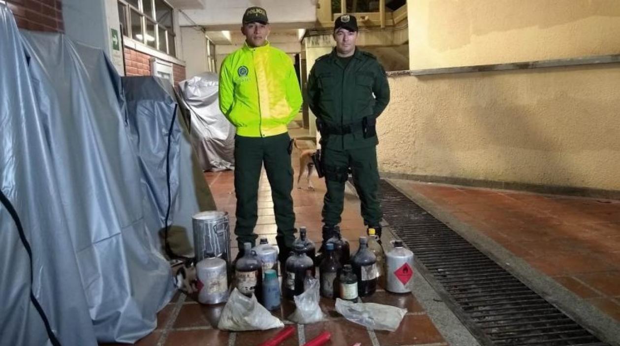 Policía con el hallazgo de explosivos.