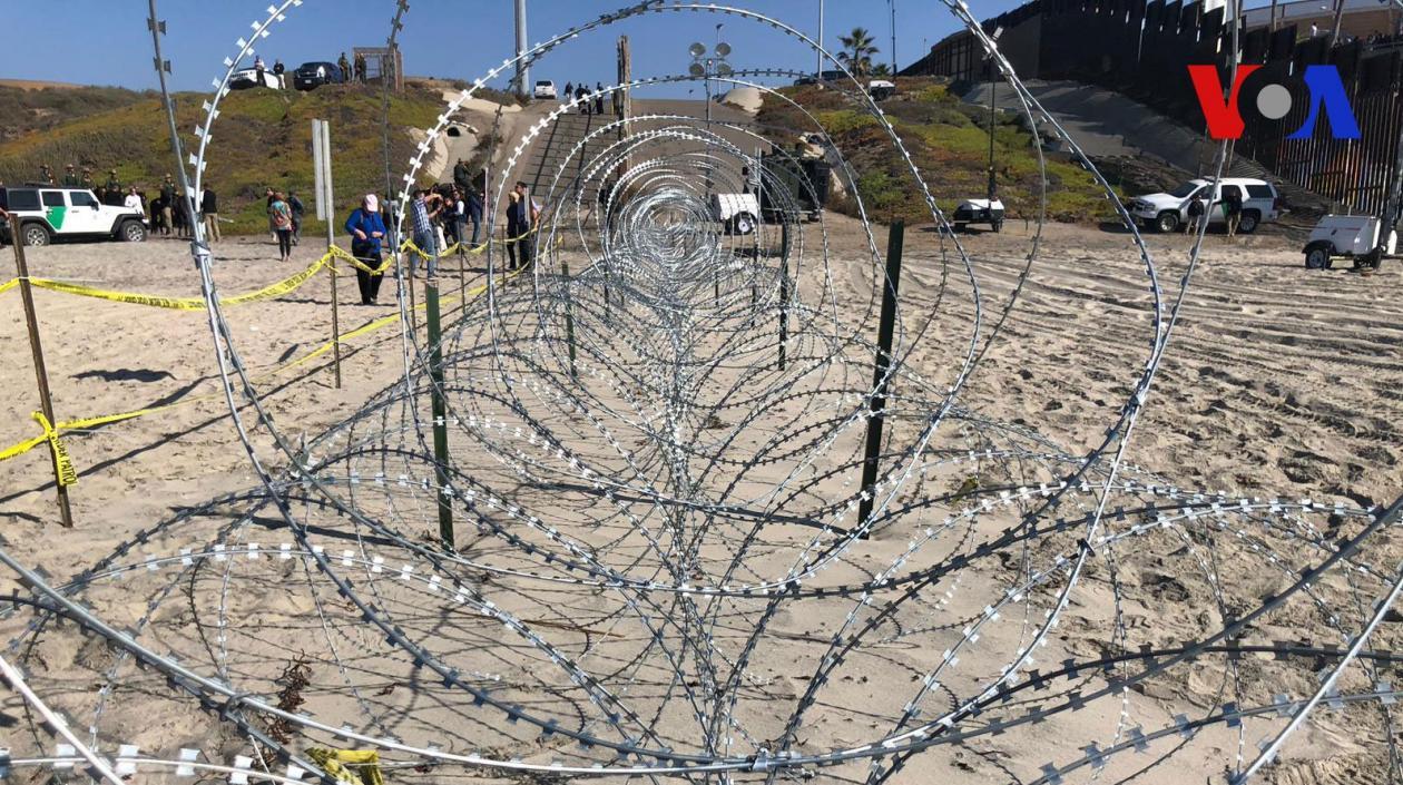 Así se ven de cerca las vallas de concertina en la frontera entre Estados Unidos y México, en el Parque Estatal Border Field, California. 