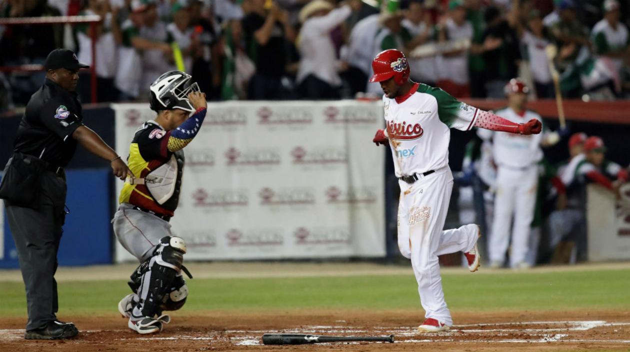 Alonzo Harris de México anota una carrera.