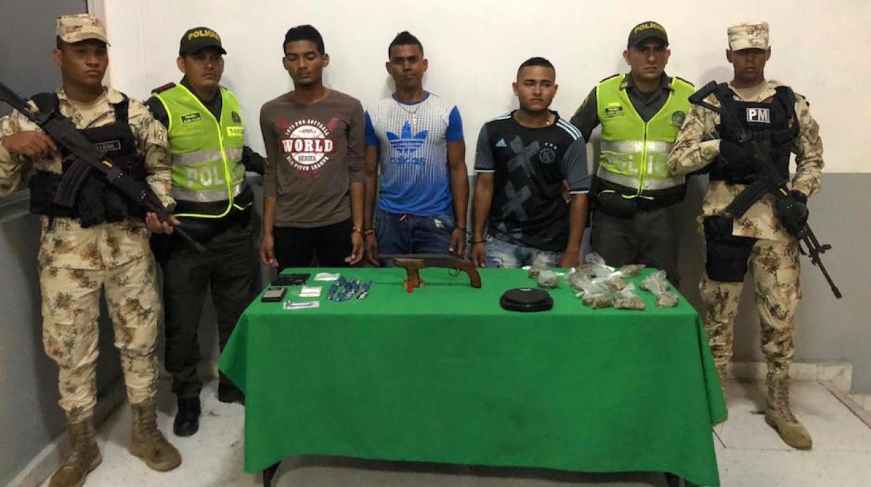 Los tres capturados durante el operativo.