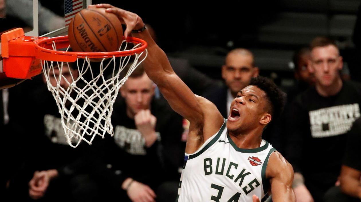 Giannis Antetokounmpo encesta con una volcada sobre la canasta. 