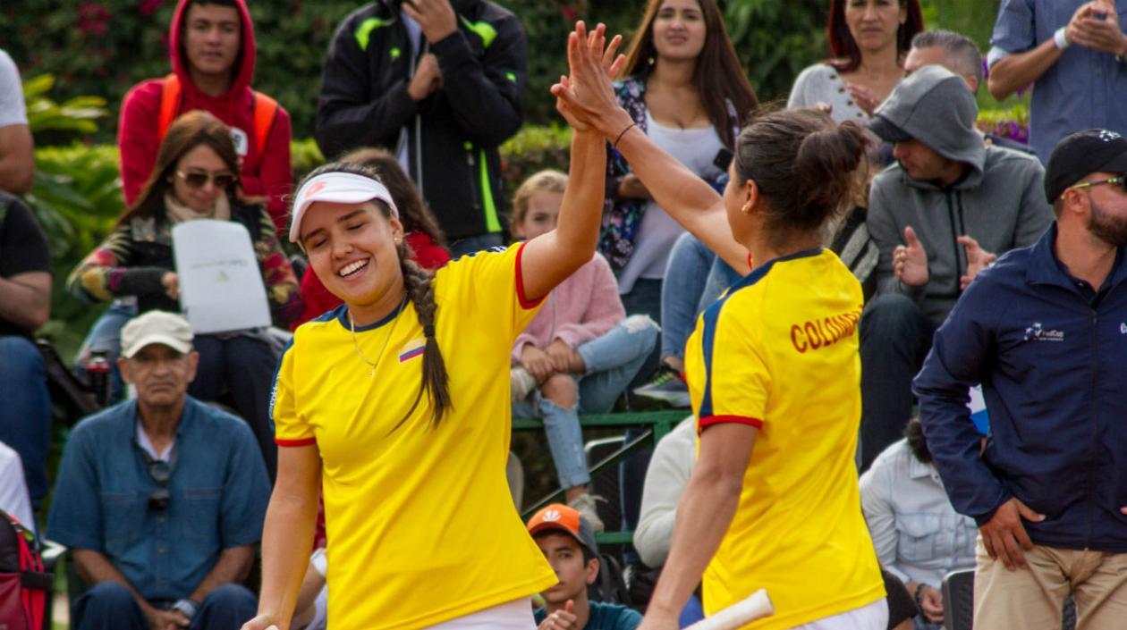 Camila Osorio se felicita con María Fernanda Herazo. 