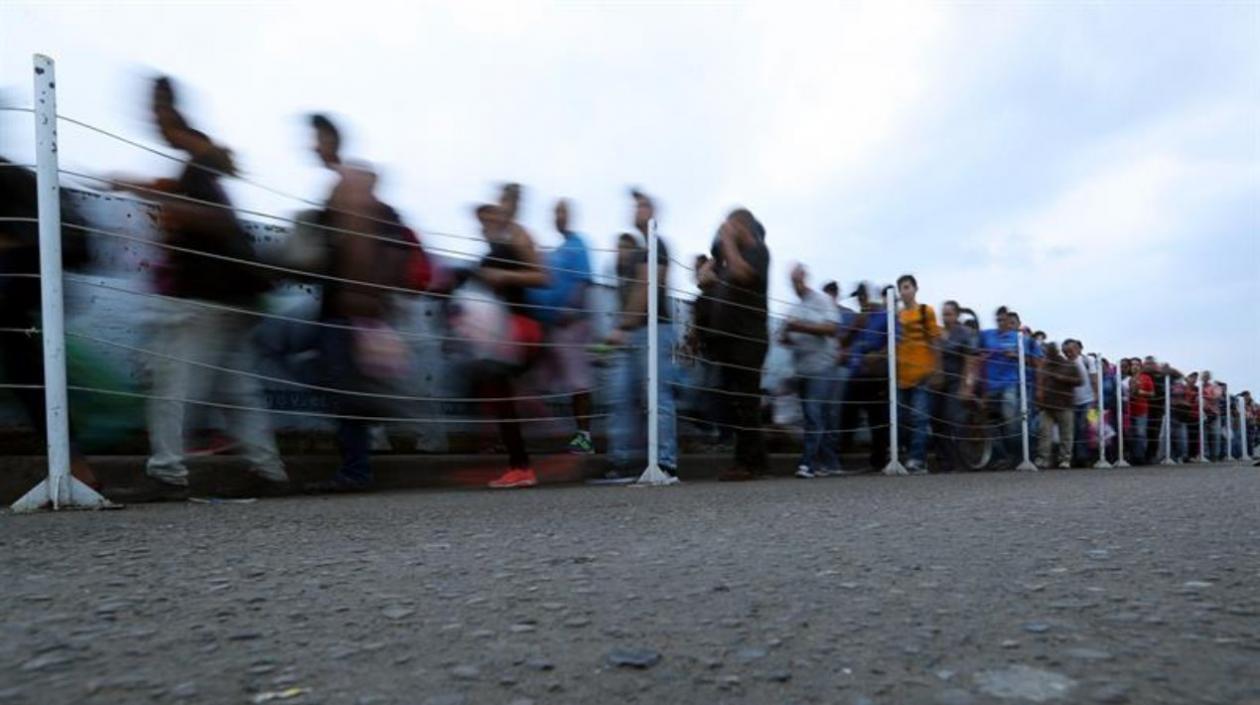  Tanto colombianos como venezolanos van y vienen por el puente internacional Simón Bolívar, en Cúcuta (Colombia).