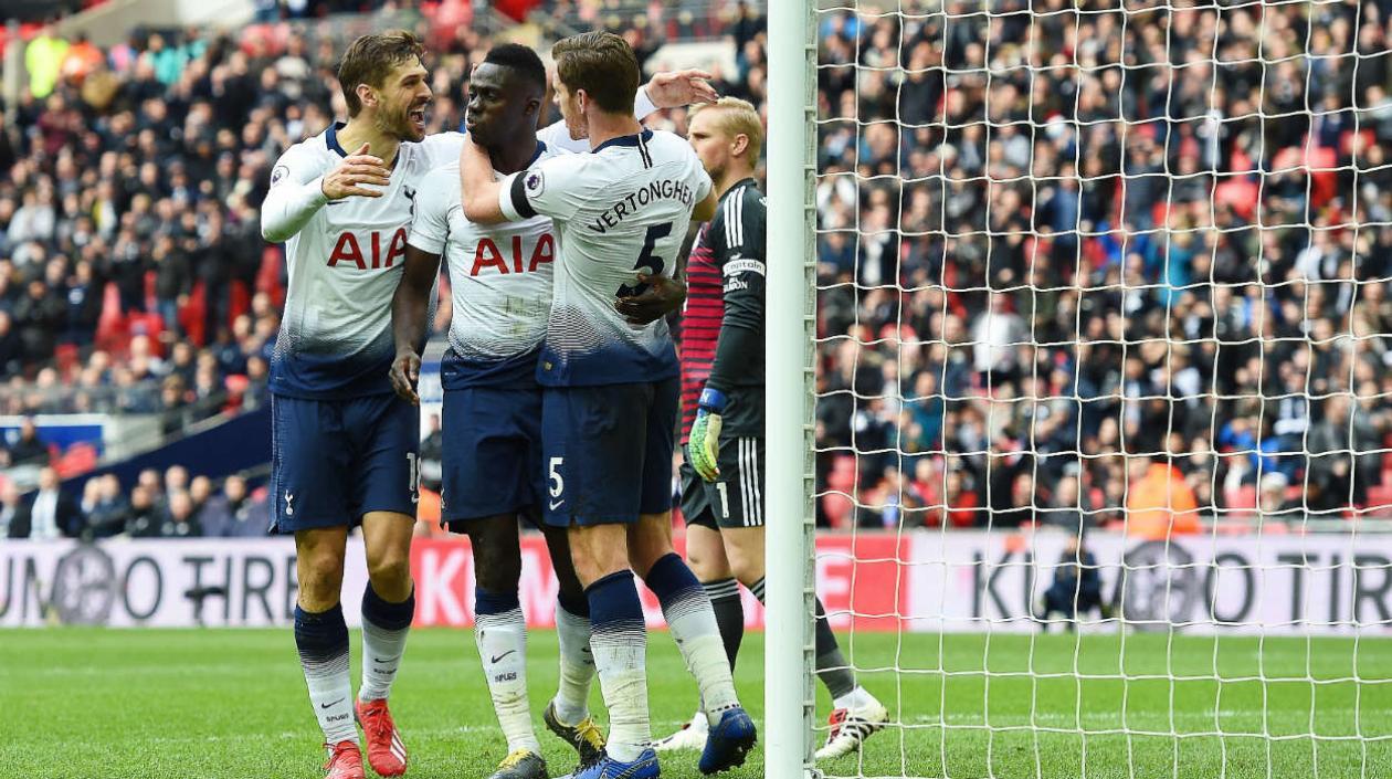 Davison Sánchez celebra con sus compañeros tras anotar el primer tanto. 