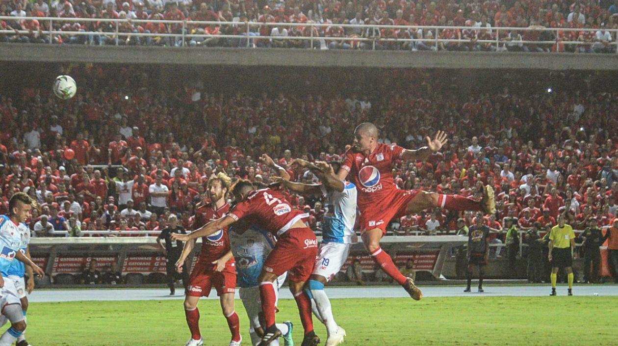 Acción del partido entre Junior y América. 