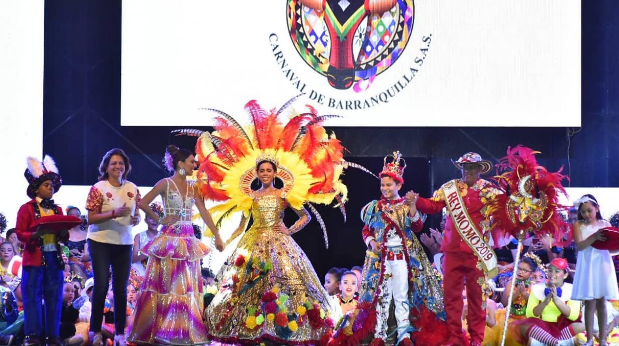 Momento de la coronación de los Reyes Infantiles.