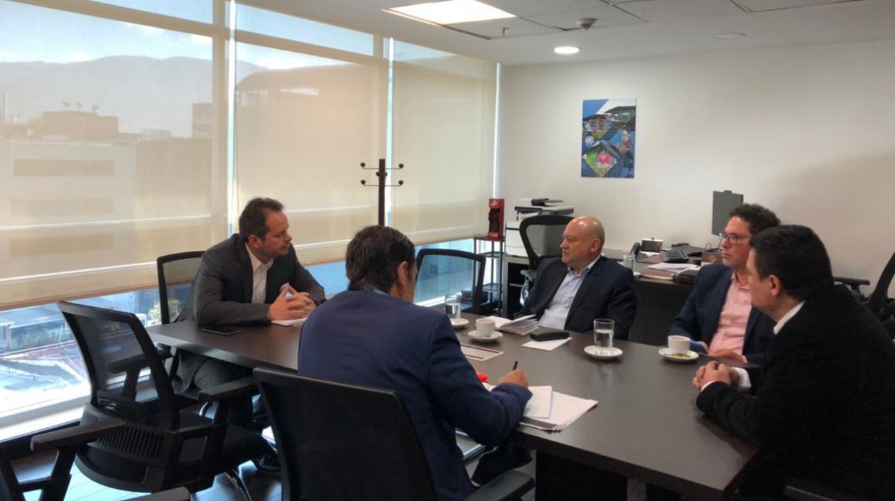 Representantes de las FARC entregaron a Carlos Ruiz Massieu una carta sobre el incumplimiento de la implementación de los acuerdos.