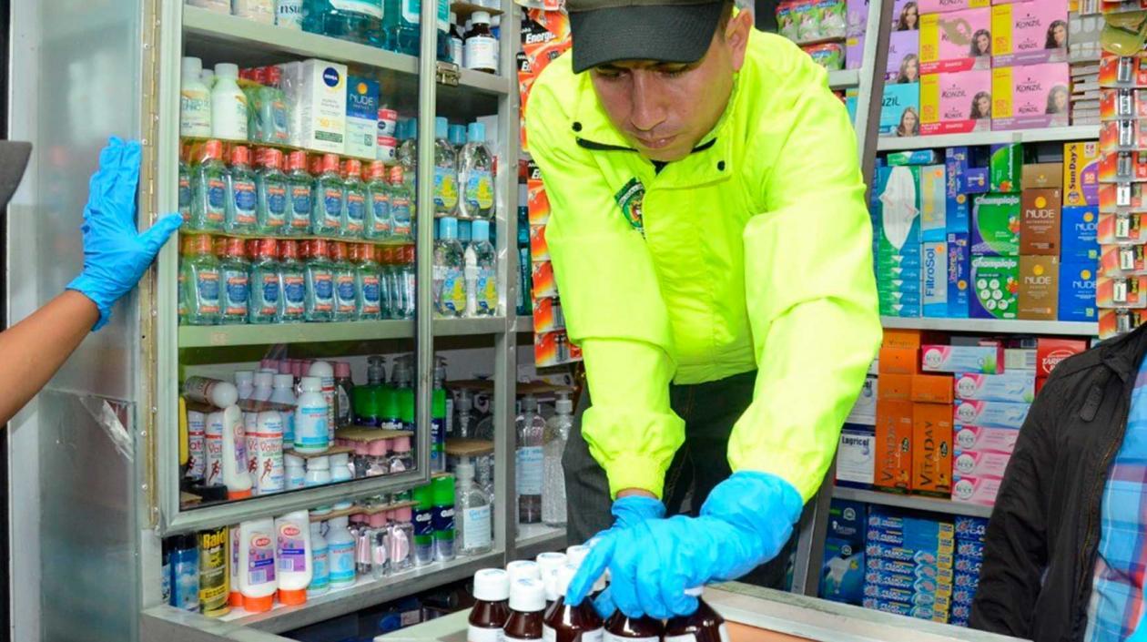 La Policía en uno de los allanamientos a establecimientos comerciales.