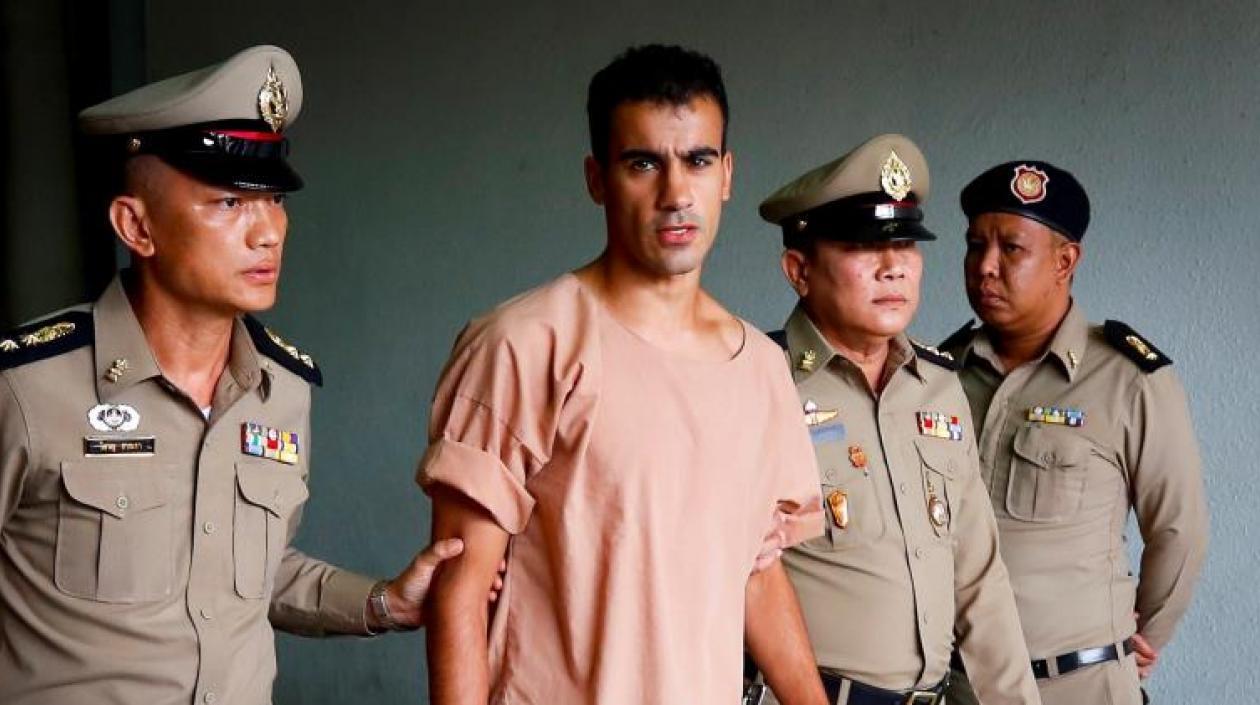 El futbolista y refugiado bareiní Hakeem Al Araibi es escoltado por policías, antes de ser dejado en libertad.