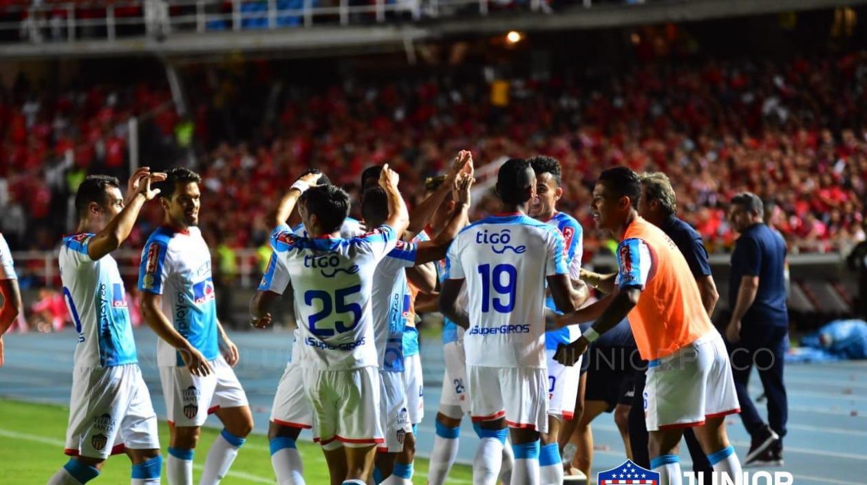 Junior hace rato dejó de tener pánico escénico en ambientes hostiles.