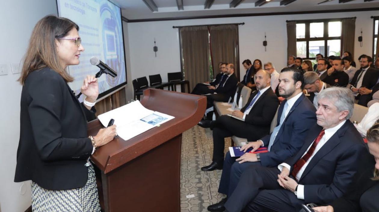 La Ministra Ángela María durante la presentación.