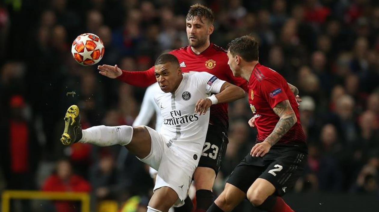 Los defensores ingleses no pudieron parar a Mbappé.