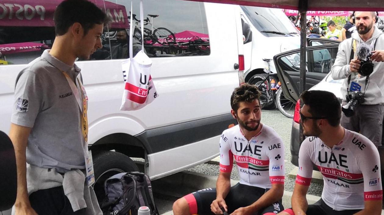 Fernando Gaviria, ciclista colombiano, con varios de sus compañeros de equipo.