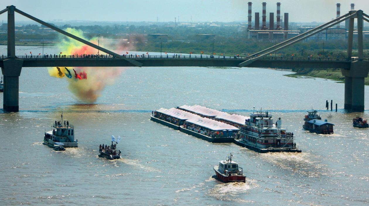 El desfile nautico de la Guacherna Fluvial.