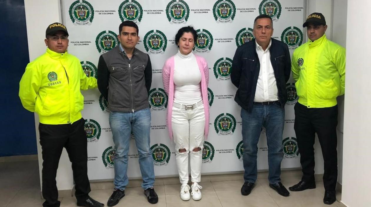 José Hugo Chaux Cuéllar; su esposa, Luz Stella González Cuéllar; y su hijo, José Hugo Chaux González, presuntos testaferros del frente 16 de la organización.