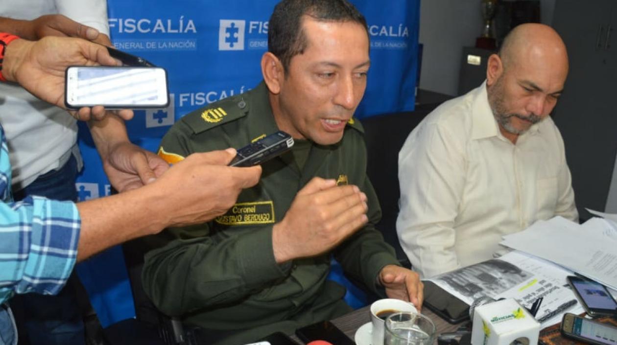 En la foto, coronel Gustavo Berdugo y el Director de seccional de Fiscalía, Vicente Guzmán.