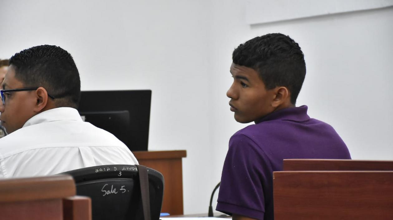  Andrés Felipe Caballos, con su abogado, en la audiencia.