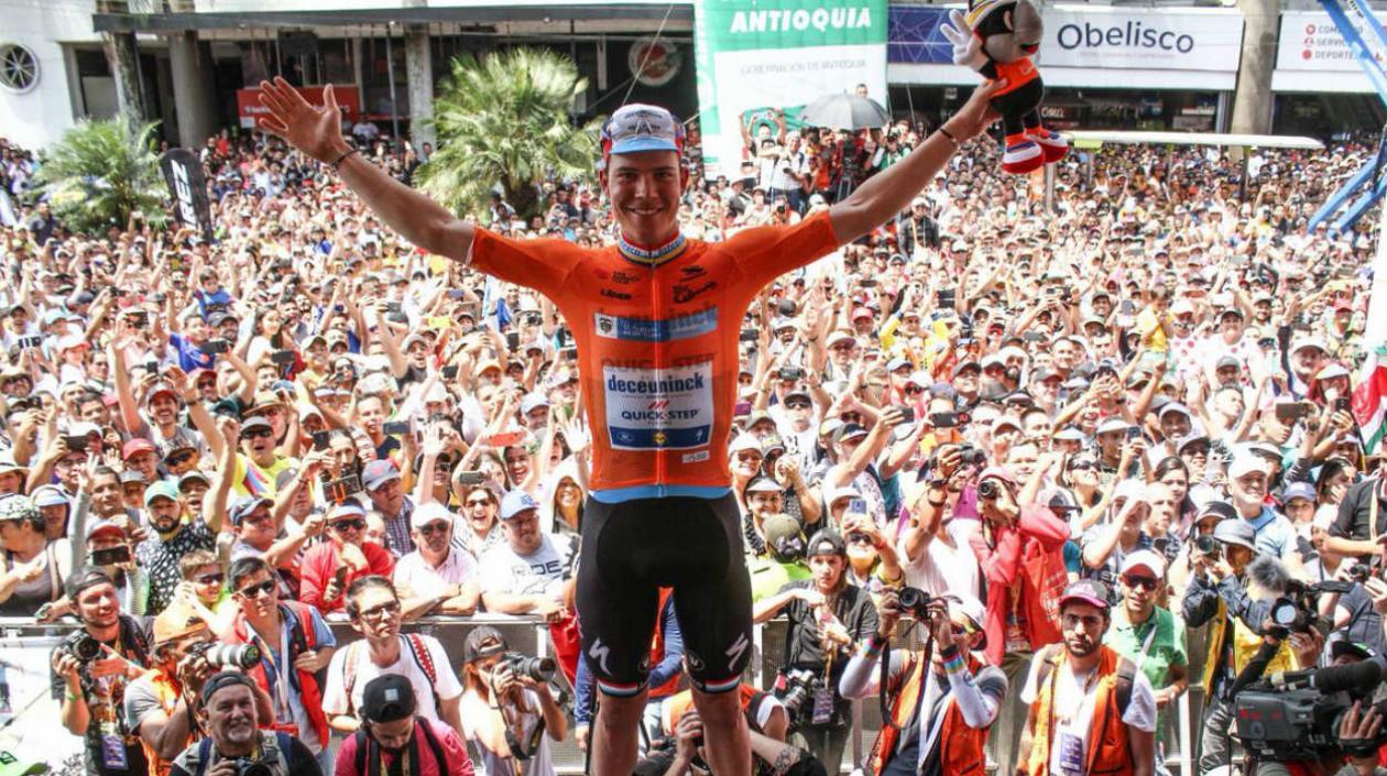Bob Jungels, corredor del Deceuninck Quick Step, vestido de líder de la general del Tour Colombia. 