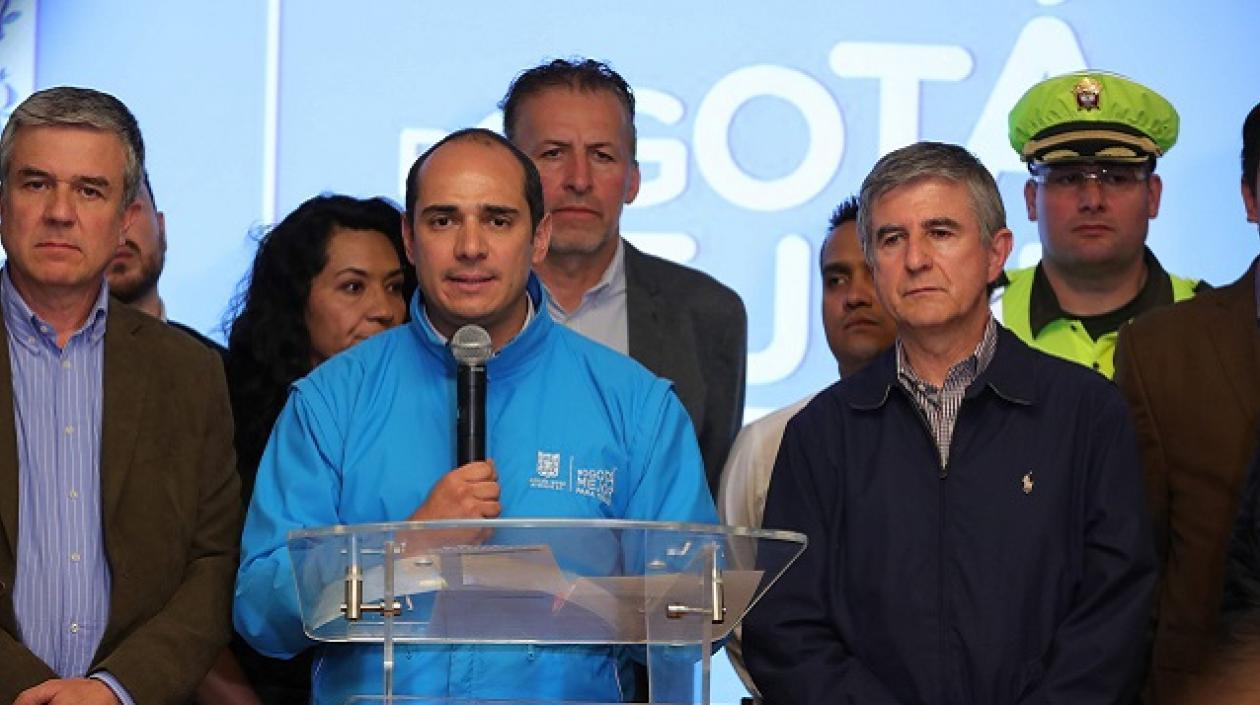 El secretario General de la Alcaldía de Bogotá, Raúl Buitrago. informa sobre los fenómenos atípicos que obligan a tomar alerta ambiental.