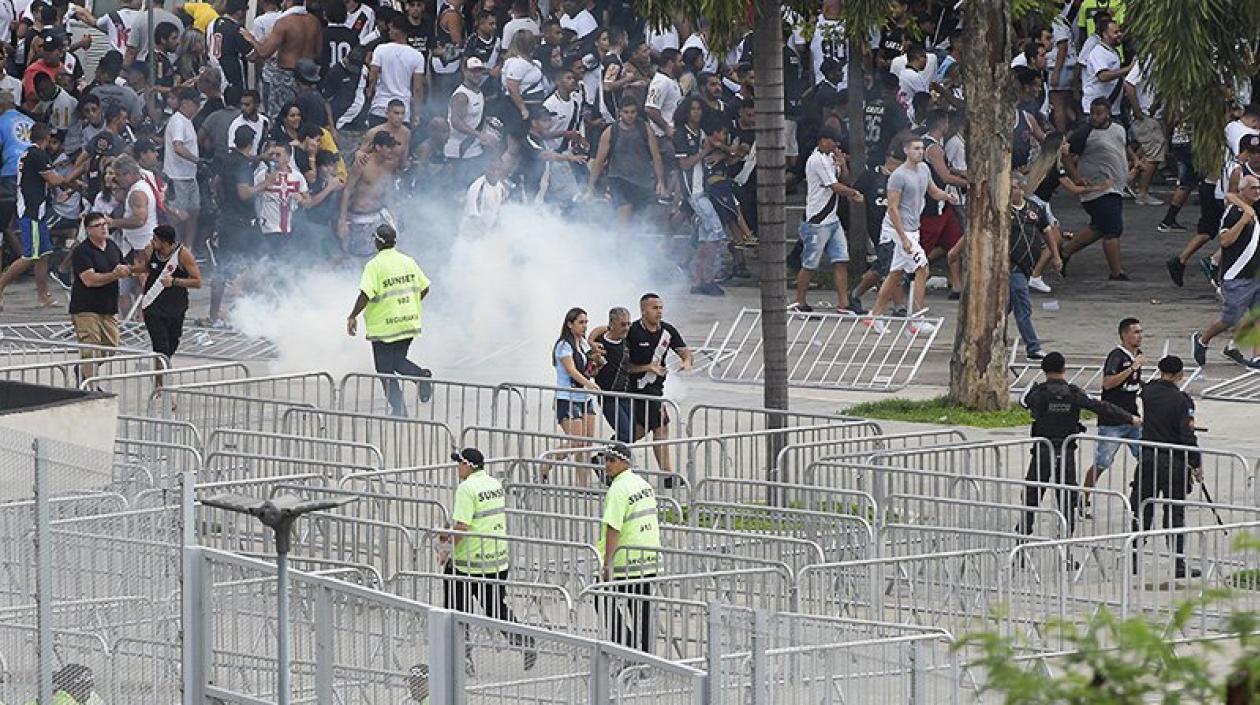 Aficionados corren despavoridos en medio de los disturbios.