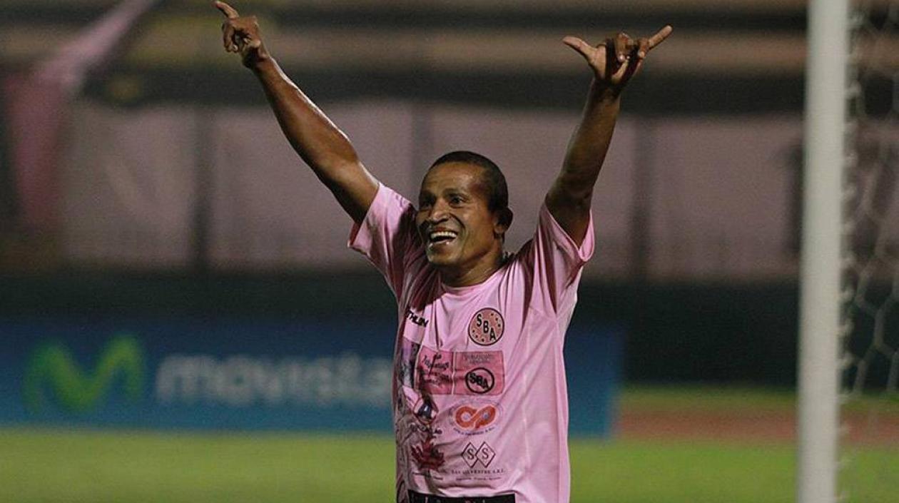  Carlos 'Kukín' Flores, exfutbolista peruano falleció a los 44 años.