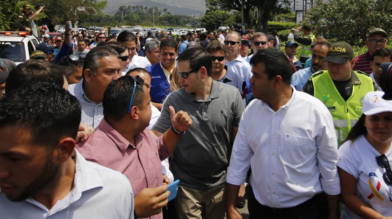 El senador estadounidense Marco Rubio (c)