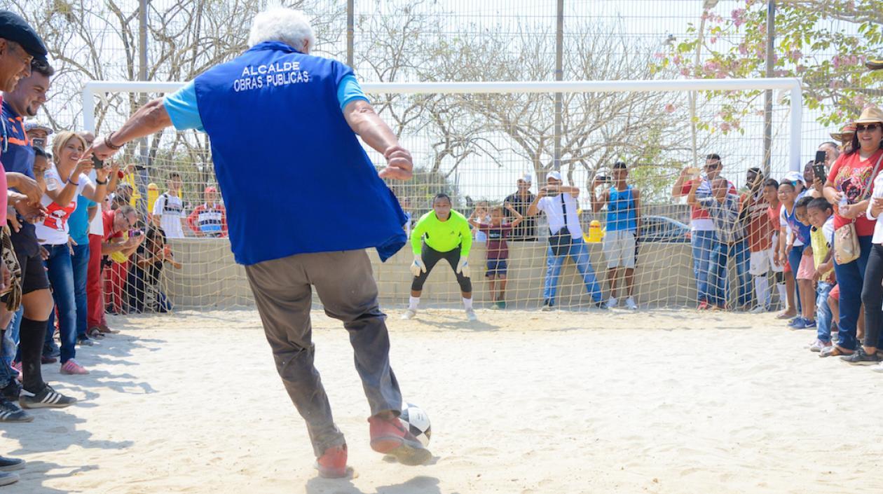 El Alcalde Joao Herrera estrenando la cancha.