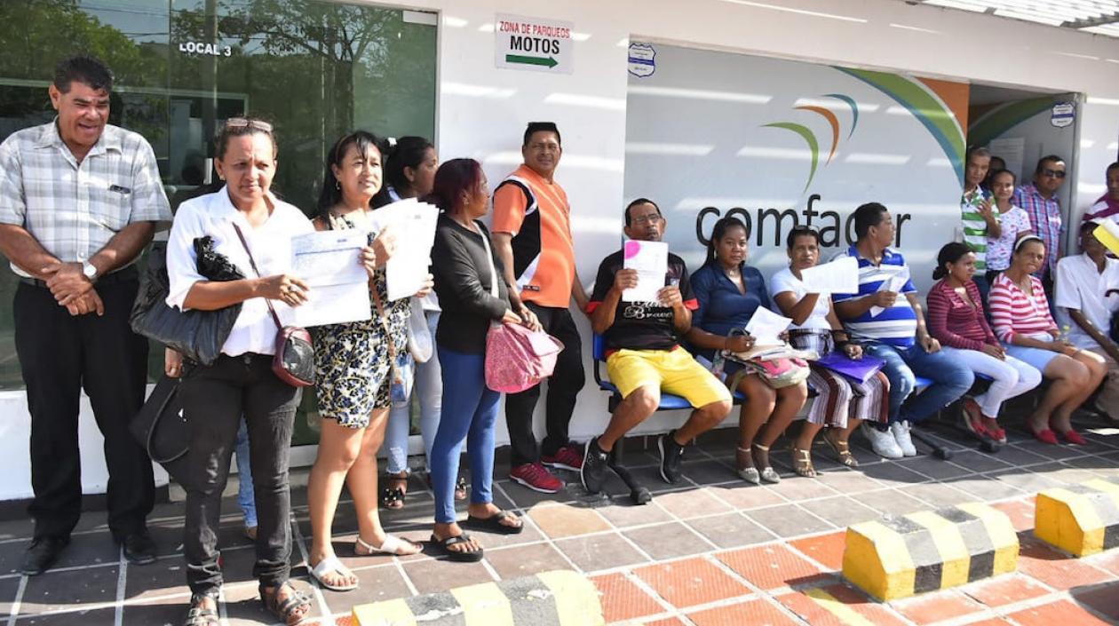 Usuarios de Confacor frente a las instalaciones de la EPS.