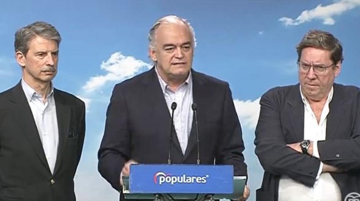 Esteban González Pons, centro, en declaraciones en España.