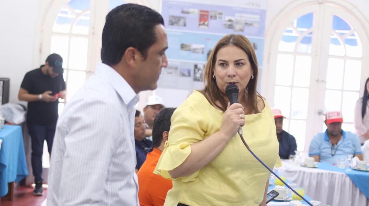 El aspirante Pedro Lemus y la Representante Martha Villalba.