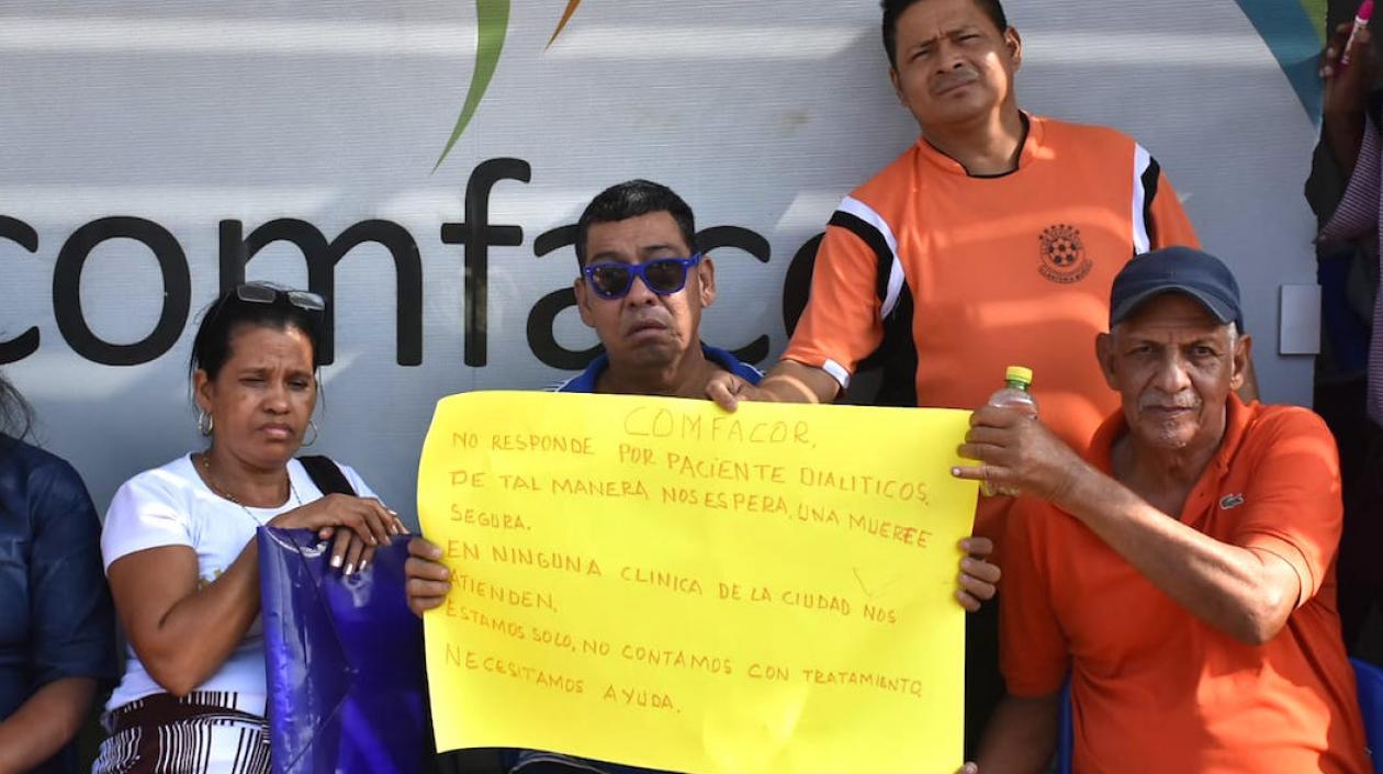 Afiliados de Comfacor protestando en la sede de la EPS en Barranquilla.