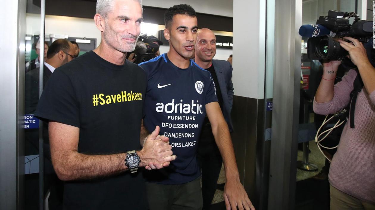 Hakeen al Araibi, jugador detenido al momento de ser liberado. 