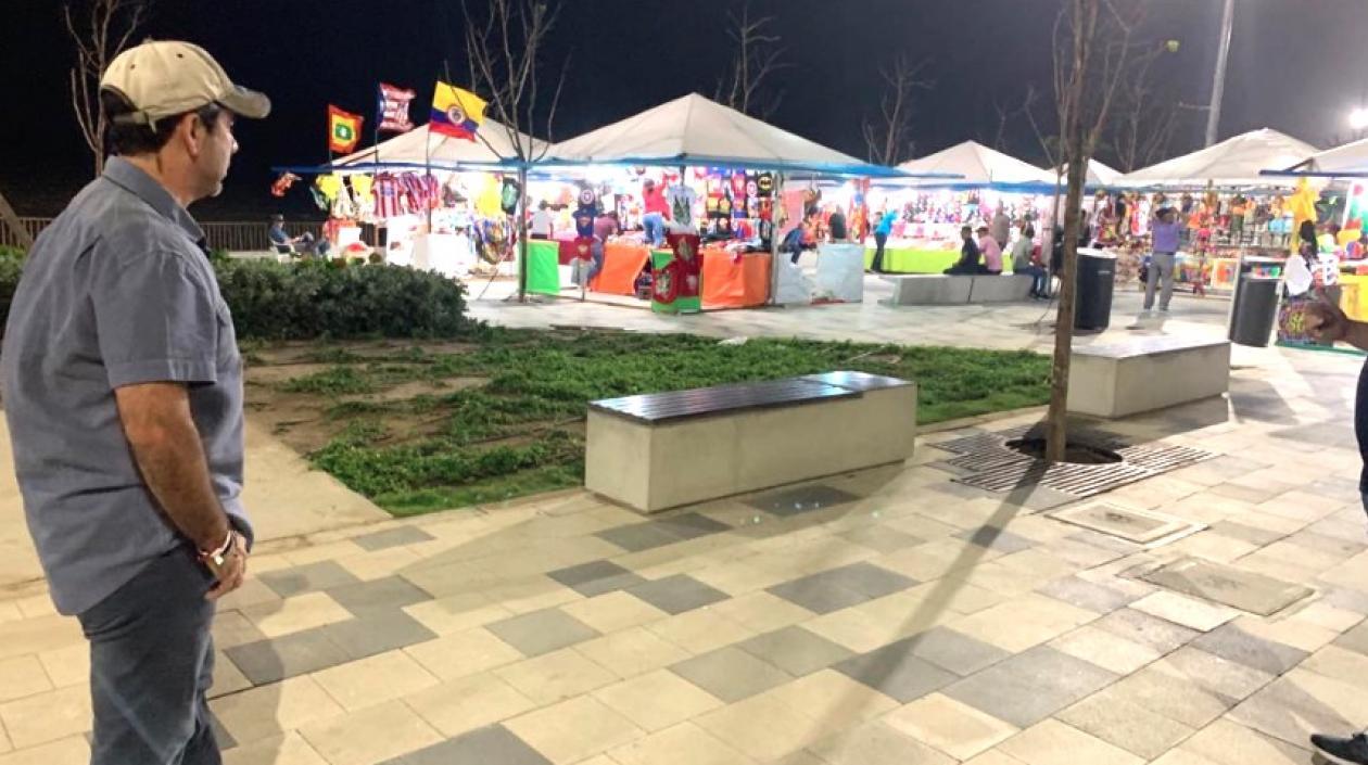 El Alcalde Alejandro Char visitando la feria en el Gran Malecón.