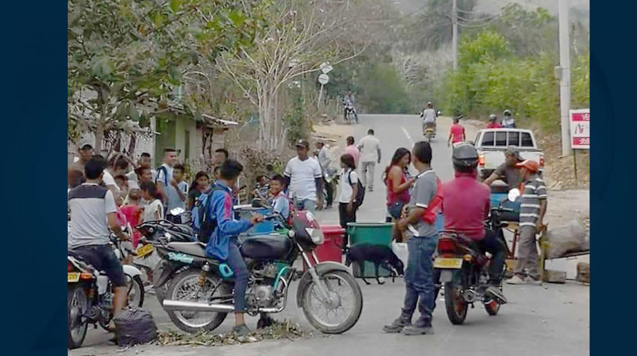 Usuarios bloqueando la vía.