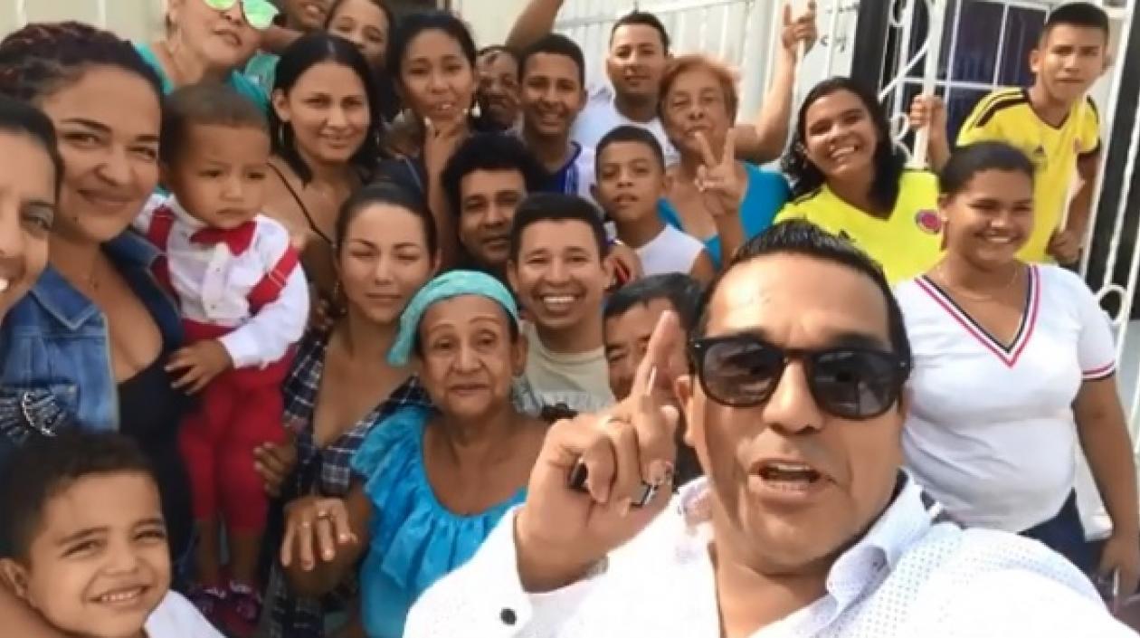 El cantante Checo Acosta visitando al pequeño Liam.