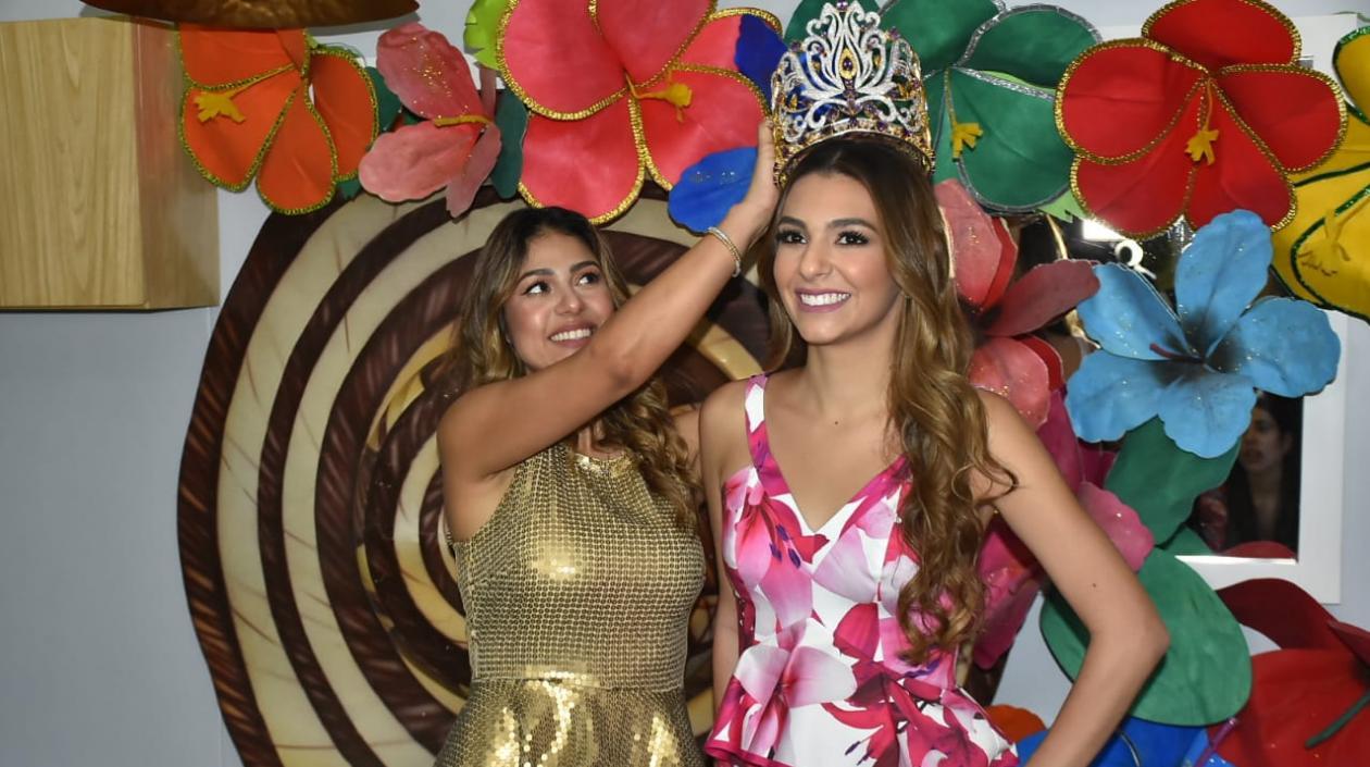 Carolina Arcieri y la Reina Carolina Segebre.