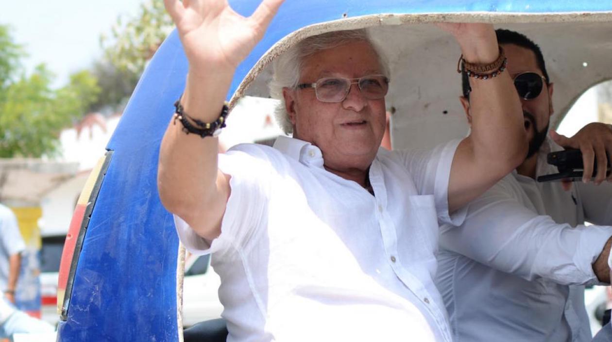 El Alcalde Joao Herrera Iranzo llegando a la plaza en motocarro.